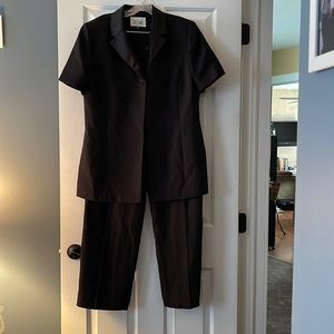 Le Suit black short sleeve summer suit size 14
